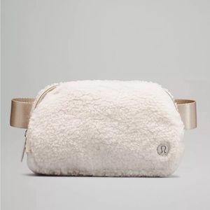 Lululemon 🍋 Everywhere Fleece Belt Bag 1L Trench White Belt Bag NWT